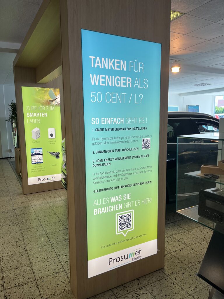 Verkaufsförderung von E-Autos im Autohaus in der Variante M mit integrierten Kommunikations-Elementen